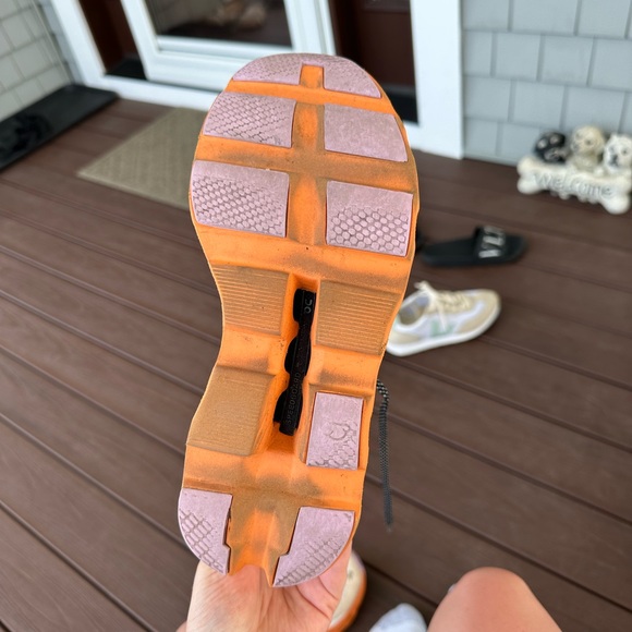 On Running Sneakers - Picture 6 of 8